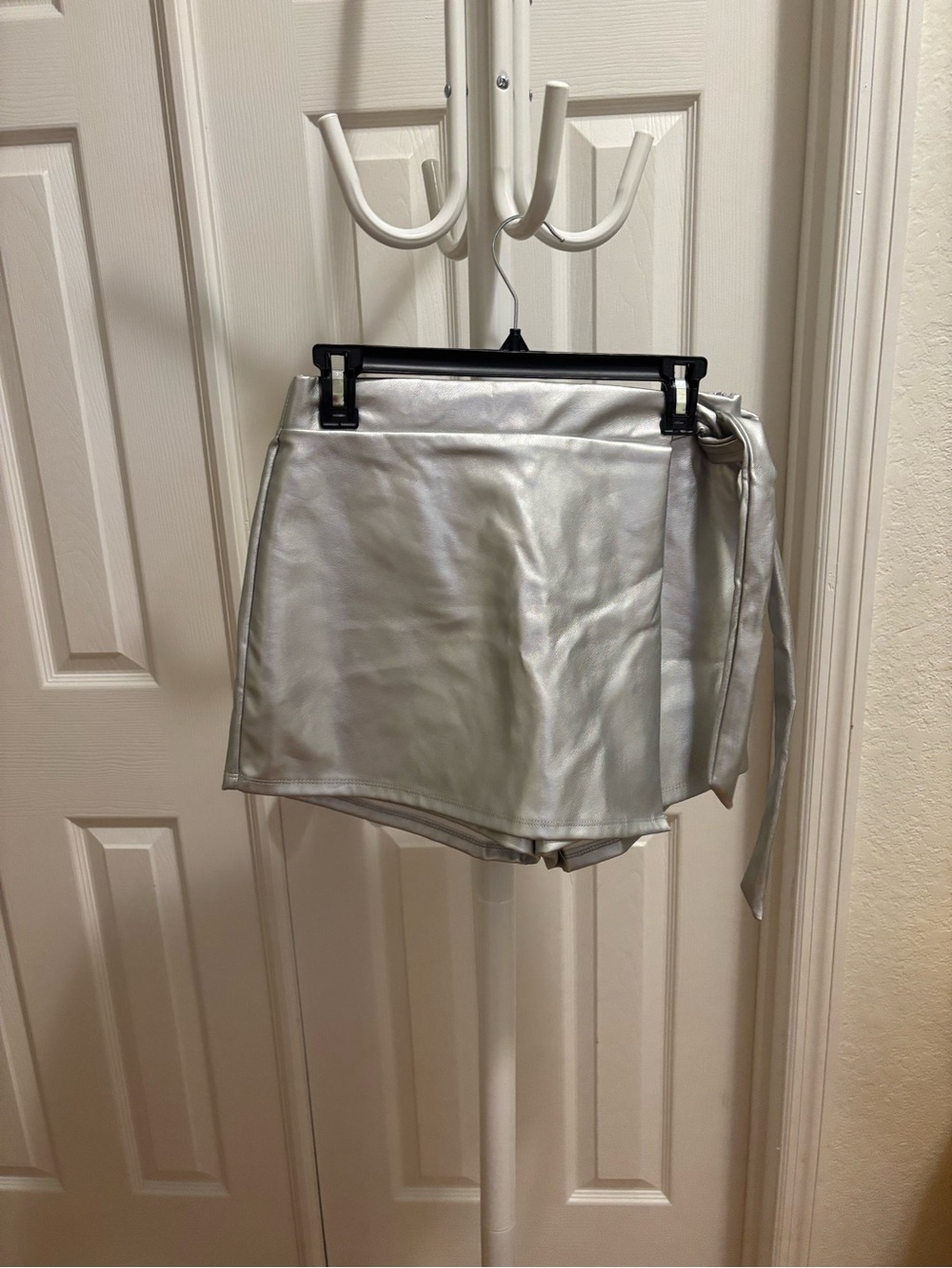 Haute Monde Metallic Silver Faux Leather Skort M